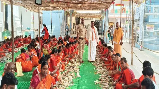 Karimnagar: రాములోరి హుండీ డబ్బులు లెక్కింపు