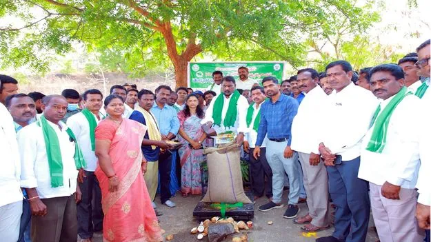 Peddapalli: కొనుగోలు కేంద్రాలను ప్రారంభించిన మంత్రి అడ్లూరి