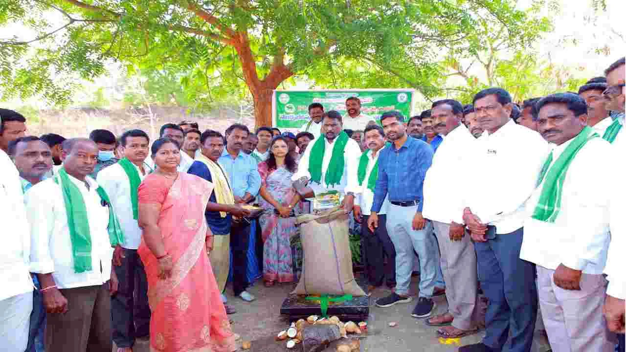 Peddapalli: కొనుగోలు కేంద్రాలను ప్రారంభించిన మంత్రి అడ్లూరి