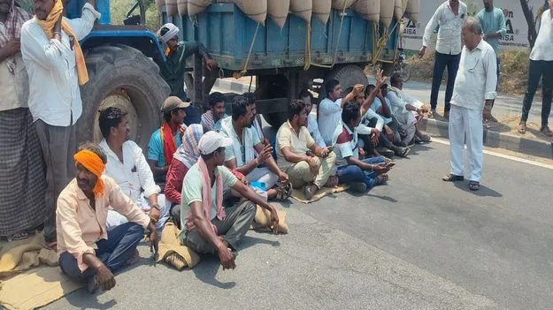 Peddapalli:   సుల్తానాబాద్‌లో ధాన్యం ట్రాక్టర్లతో రైతుల రాస్తారోకో