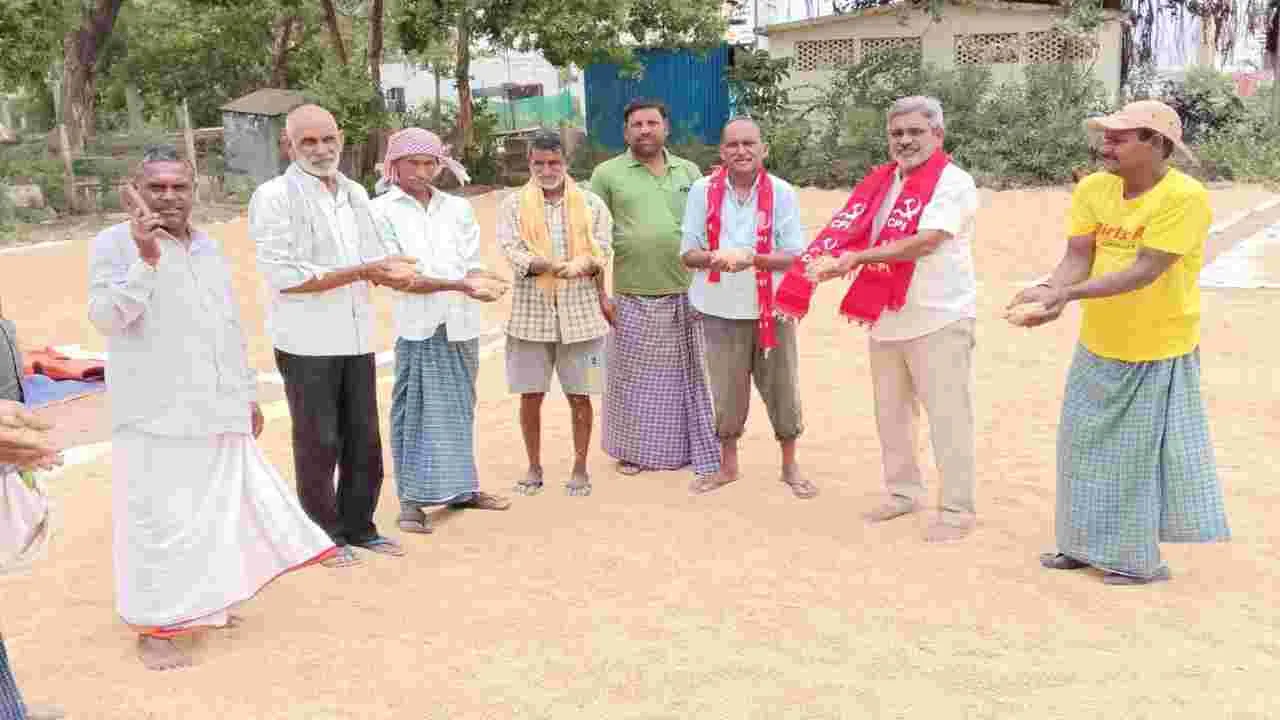 Karimnagar: ధాన్యం కొనుగోళ్లపై ప్రభుత్వం నిర్లక్ష్యం