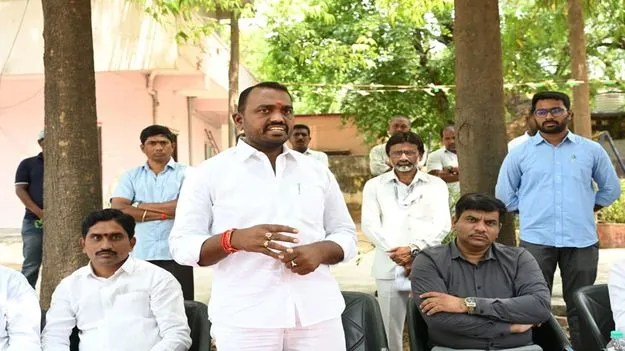 Karimnagar:  స్థానికంగా ఉండి విధులు నిర్వహించాలి