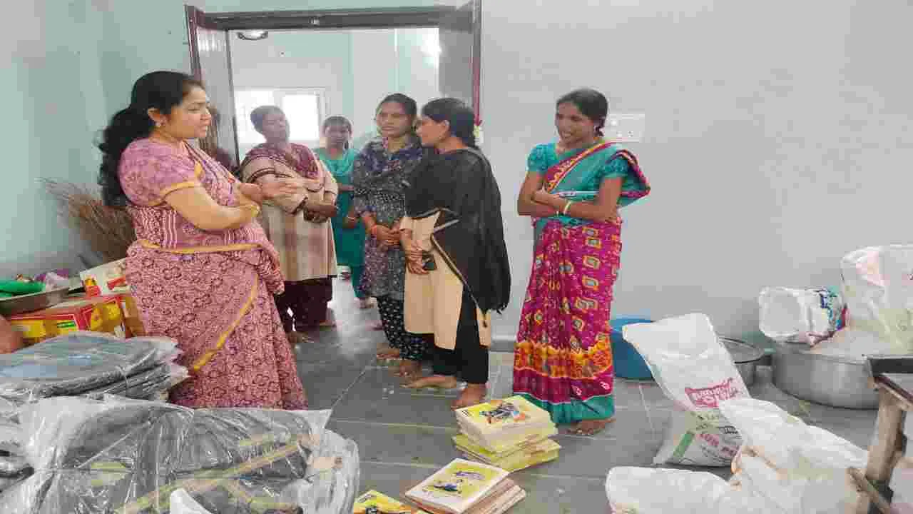 Peddapalli: బాలసదన్‌ను సందర్శించిన పెద్దపల్లి జడ్జి భవాని