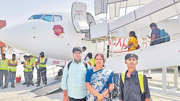 పది పాసయ్యారు..హెచ్‌ఎంతో కలిసి ఫ్లైట్‌ ఎక్కేశారు
