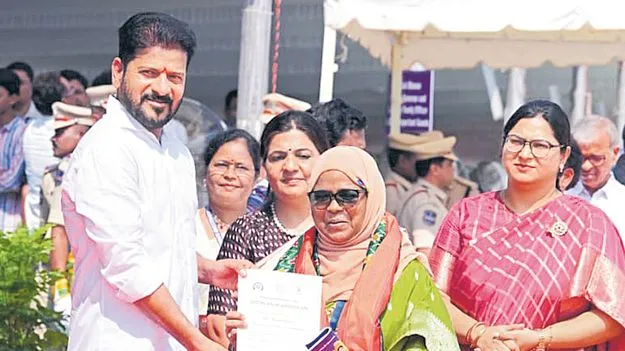 ఉత్తమ ఉపాధ్యాయులకు పురస్కారాల ప్రదానం  