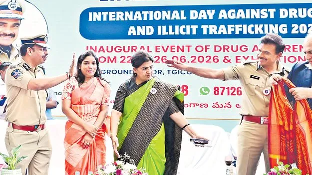 డ్రగ్స్‌ విక్రయం దేశద్రోహమే!