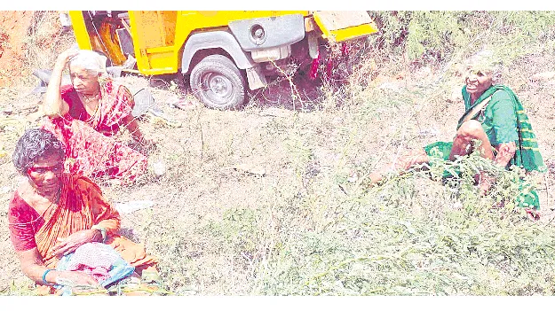 ఆటో బోల్తా.. 13 మందికి గాయాలు