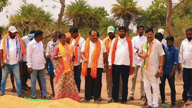  రైతులను దోచుకుంటున్న కాంగ్రెస్‌ నాయకులు