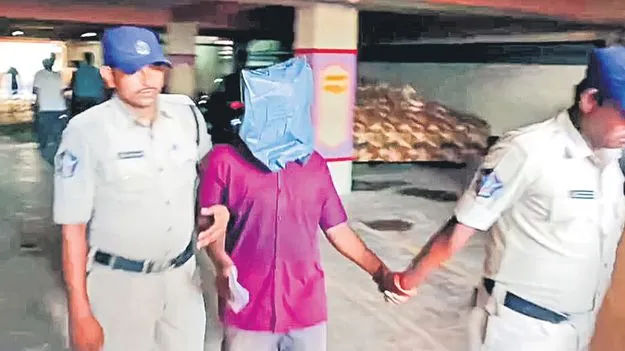 సోషల్‌ మీడియా ద్వారా పరిచయమై..!