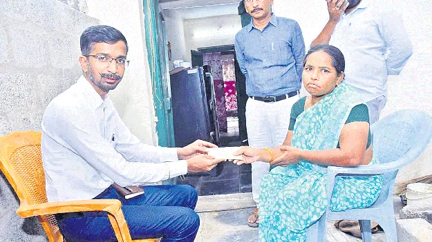 డేగరమూడిలో  పింఛన్లు పంపిణీ చేసిన కలెక్టర్‌