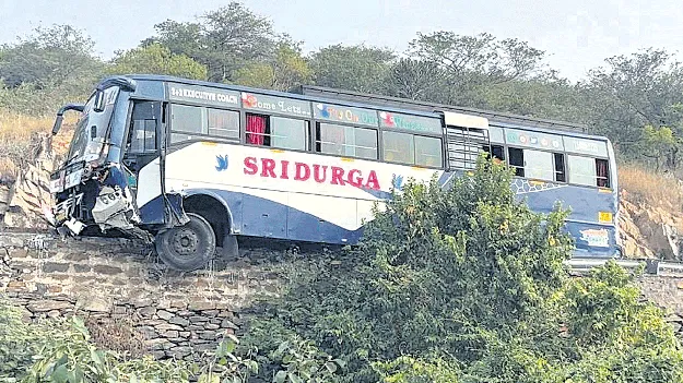 ప్రాణాలతో చెల‘ఘాట్‌’ం