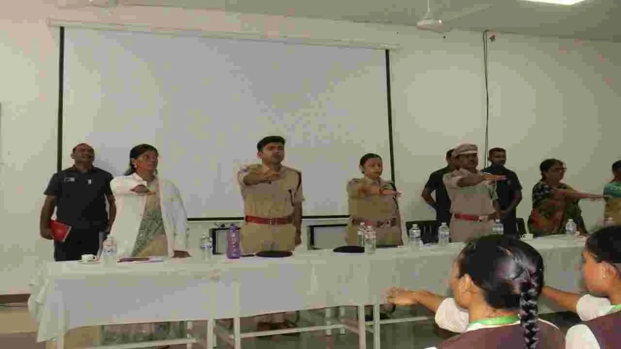 రోడ్డు భద్రతా నియమాలు పాటించాలి