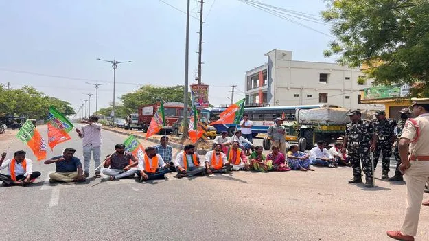  ధాన్యం కొనుగోలు చేయాలని రాస్తారోకో