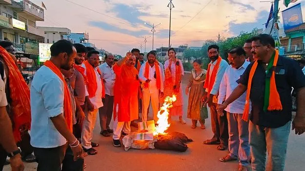 ఖర్గే దేశ ప్రజలకు క్షమాపణ చెప్పాలి