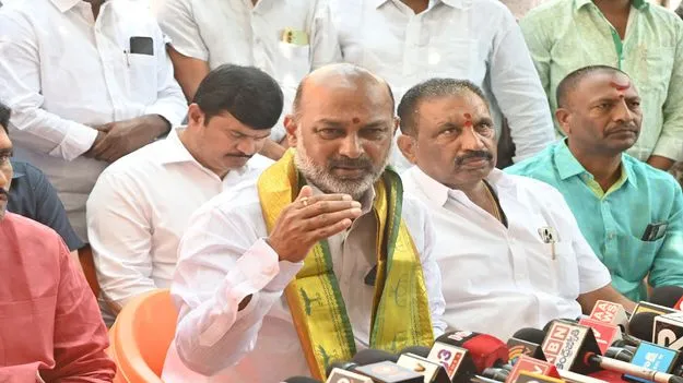 Karimnagar : సీనియర్లను తొక్కుకుంటూ సీఎం పదవి తెచ్చుకున్న రేవంత్‌