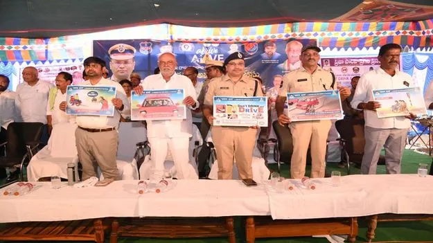 రహదారి భద్రత నిబంధనలు పాటించాలి 