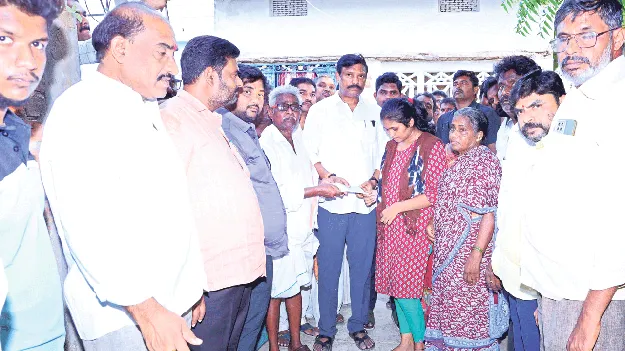 బాధితులకు చెక్కుల అందజేత