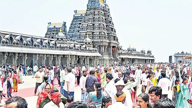 లక్ష్మీనృసింహుడి దర్శనానికి లక్షకు పైగా భక్తులు