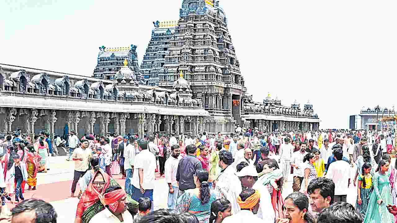 లక్ష్మీనృసింహుడి దర్శనానికి లక్షకు పైగా భక్తులు