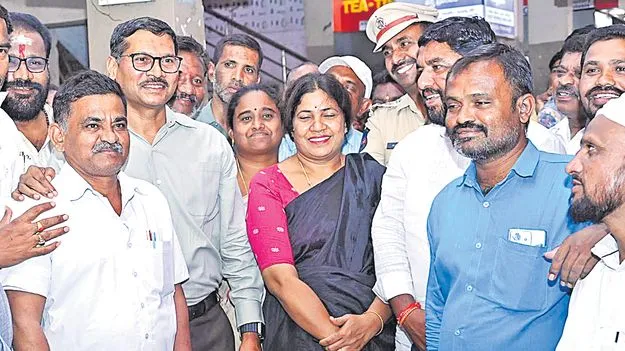 ఒకరేమో బాస్‌.. మరొకరు ఉద్యోగి