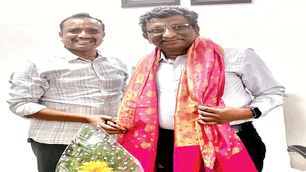 ట్రిపుల్‌ ఐటీ డైరెక్టర్‌గా గిరిధర్‌ బాధ్యతల స్వీకరణ 