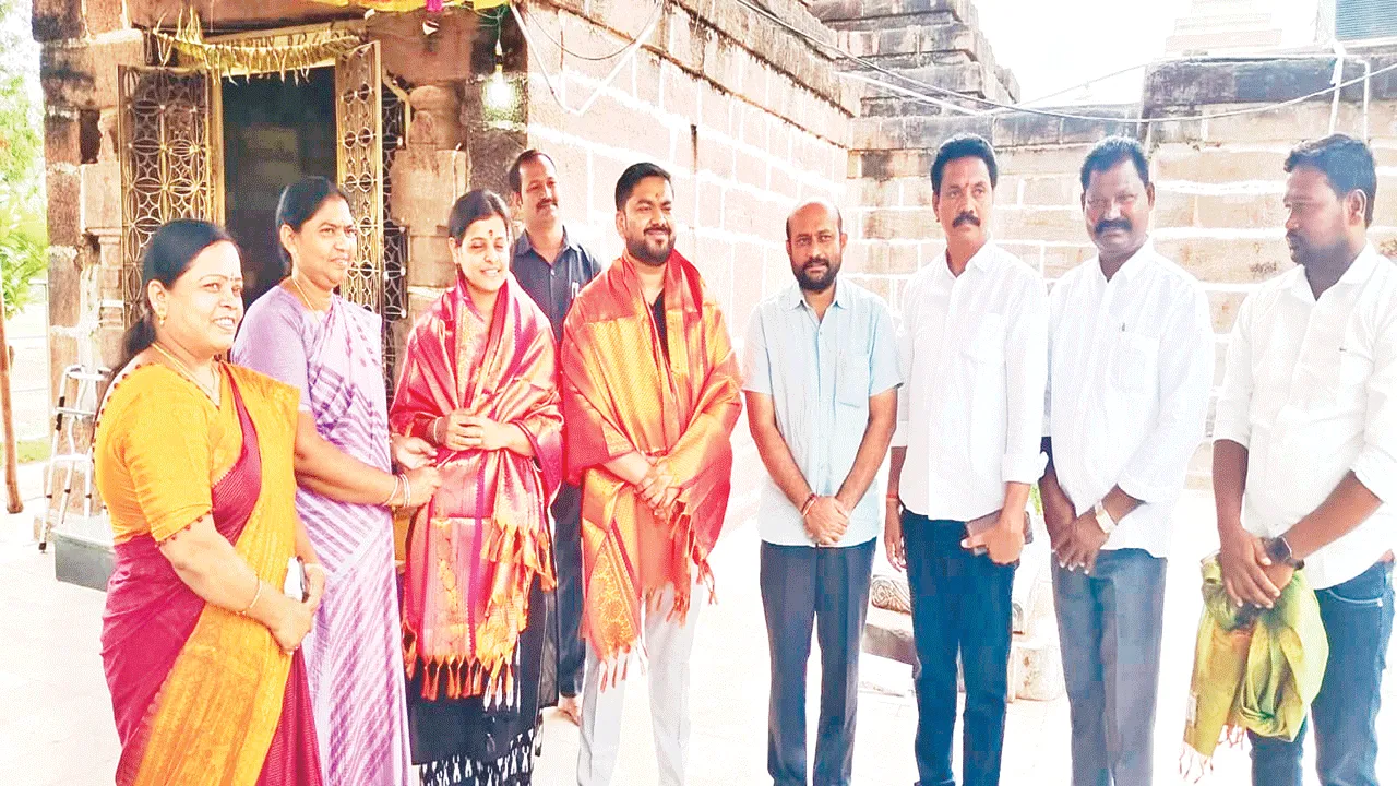 కృష్ణమ్మ ఒడిలో కలెక్టర్‌ దంపతుల ఆధ్యాత్మిక యాత్ర