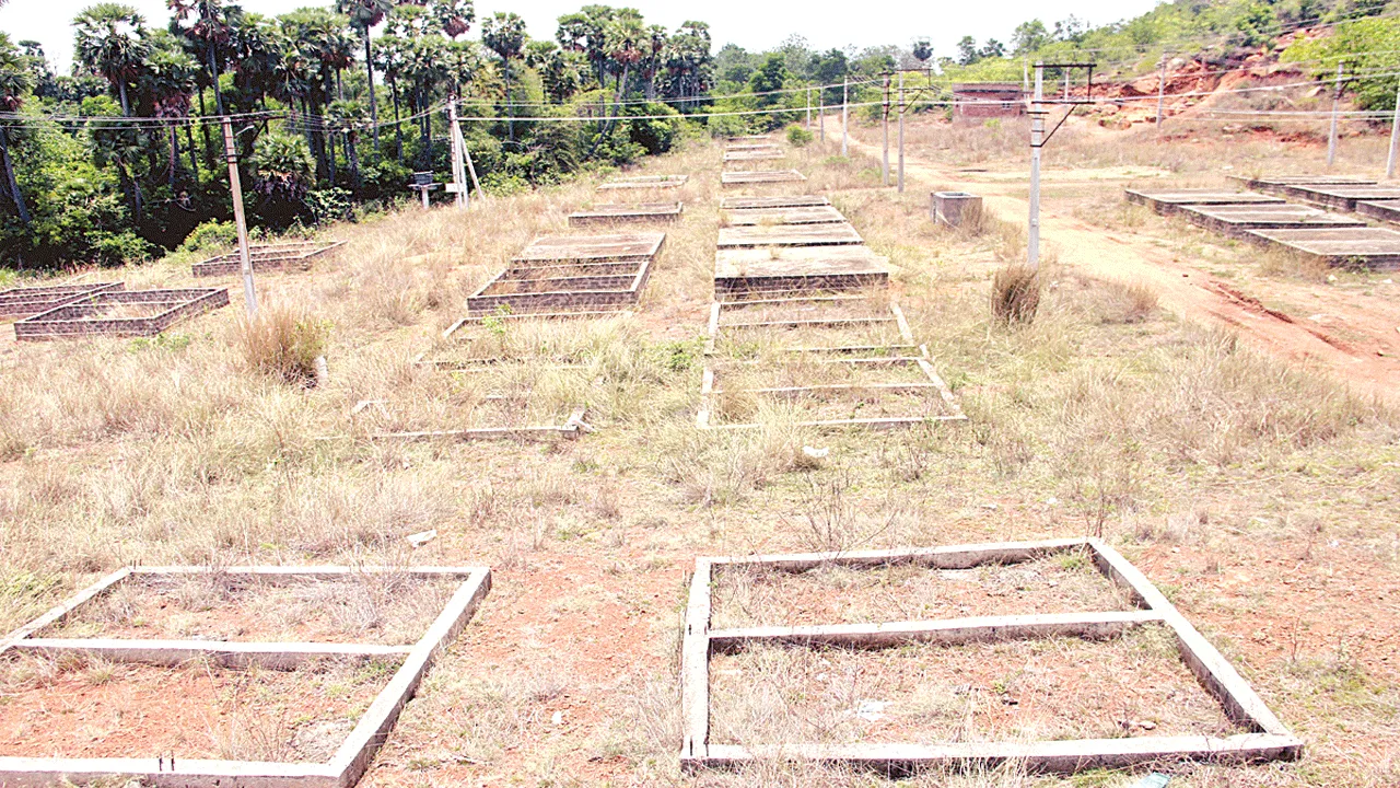 curraption in house sites పేదల ఇళ్లు నిల్‌... పెద్దల జేబులు ఫుల్‌