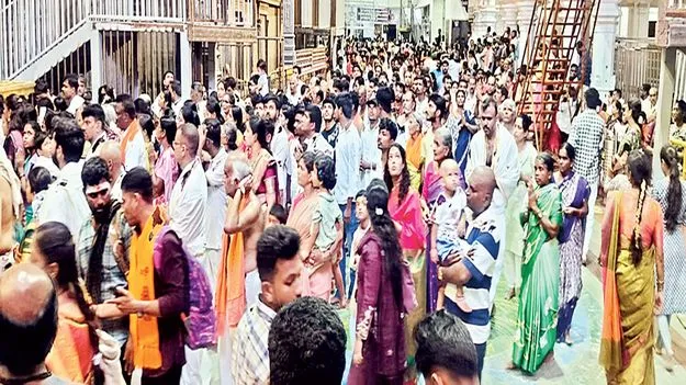 శ్రీ మఠం ప్రాంగణంలో భక్తుల రద్దీ 