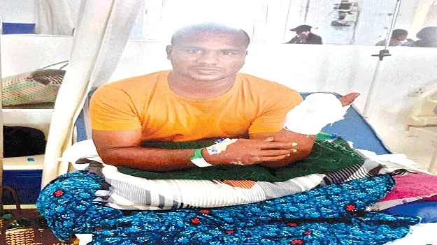 చెక్కను కోస్తుండగా తెగిన చేతి వేళ్లు
