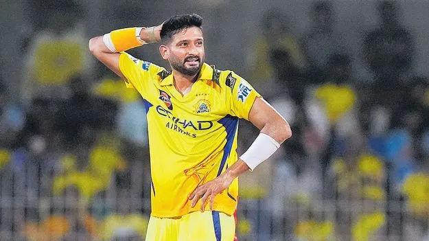 పేసర్‌ ఖలీల్‌ అవుట్‌