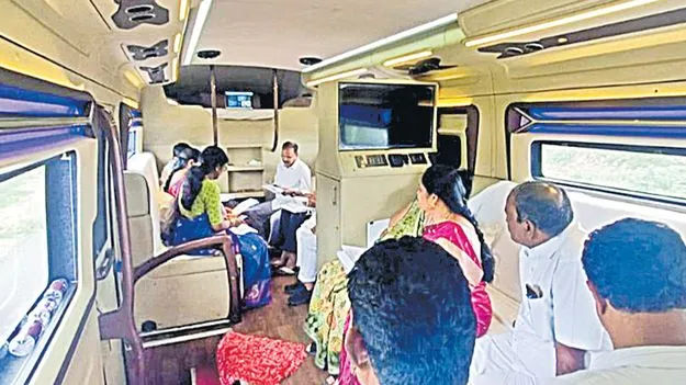 కారవాన్‌లో ప్రయాణిస్తూ బోర్డ్‌ మీటింగ్‌