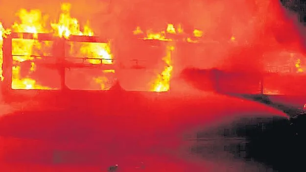 కూకట్‌పల్లిలో ట్రావెల్స్‌ బస్సు దగ్ధం 