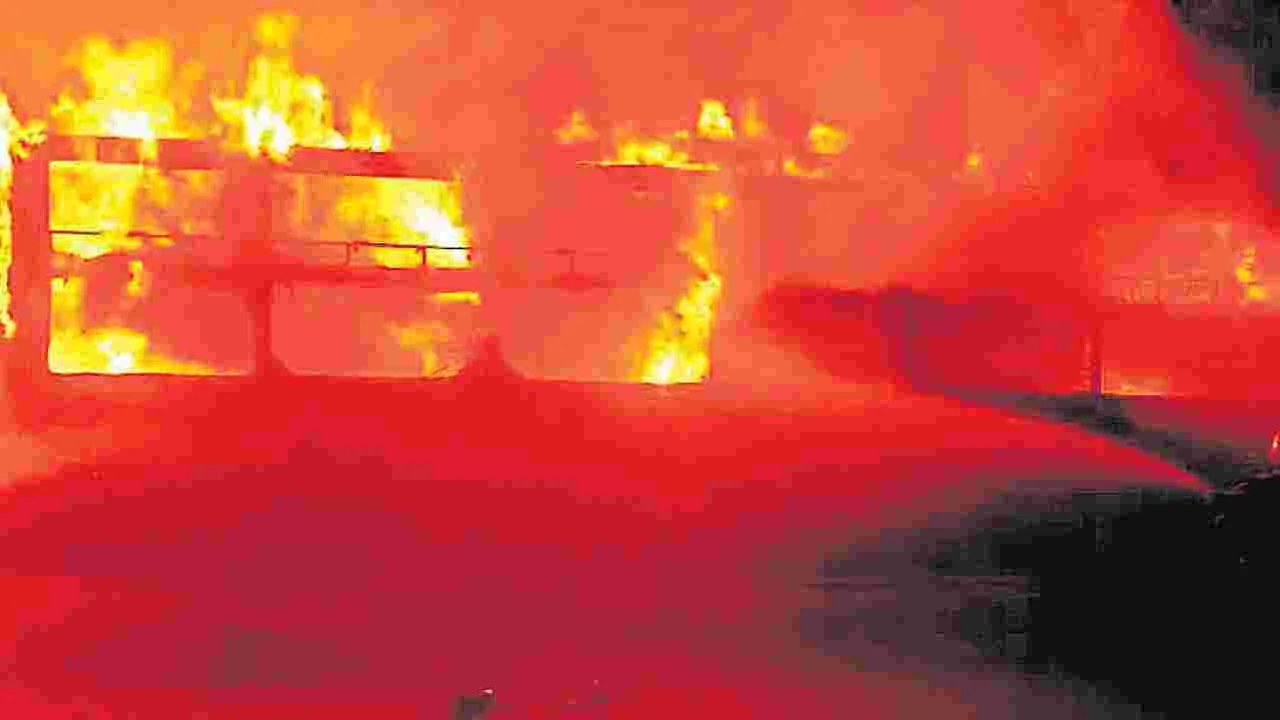 కూకట్‌పల్లిలో ట్రావెల్స్‌ బస్సు దగ్ధం