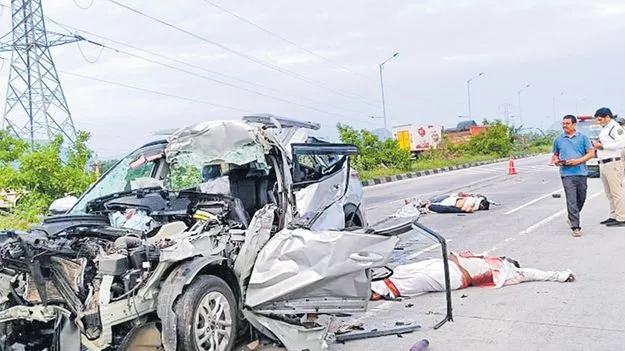 లారీ ఆగి.. నలుగురి ప్రాణం తీసింది!