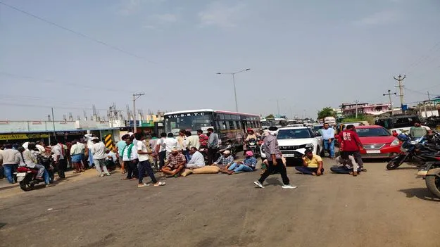 జాతీయ రహదారిపై రైతుల రాస్తారోకో