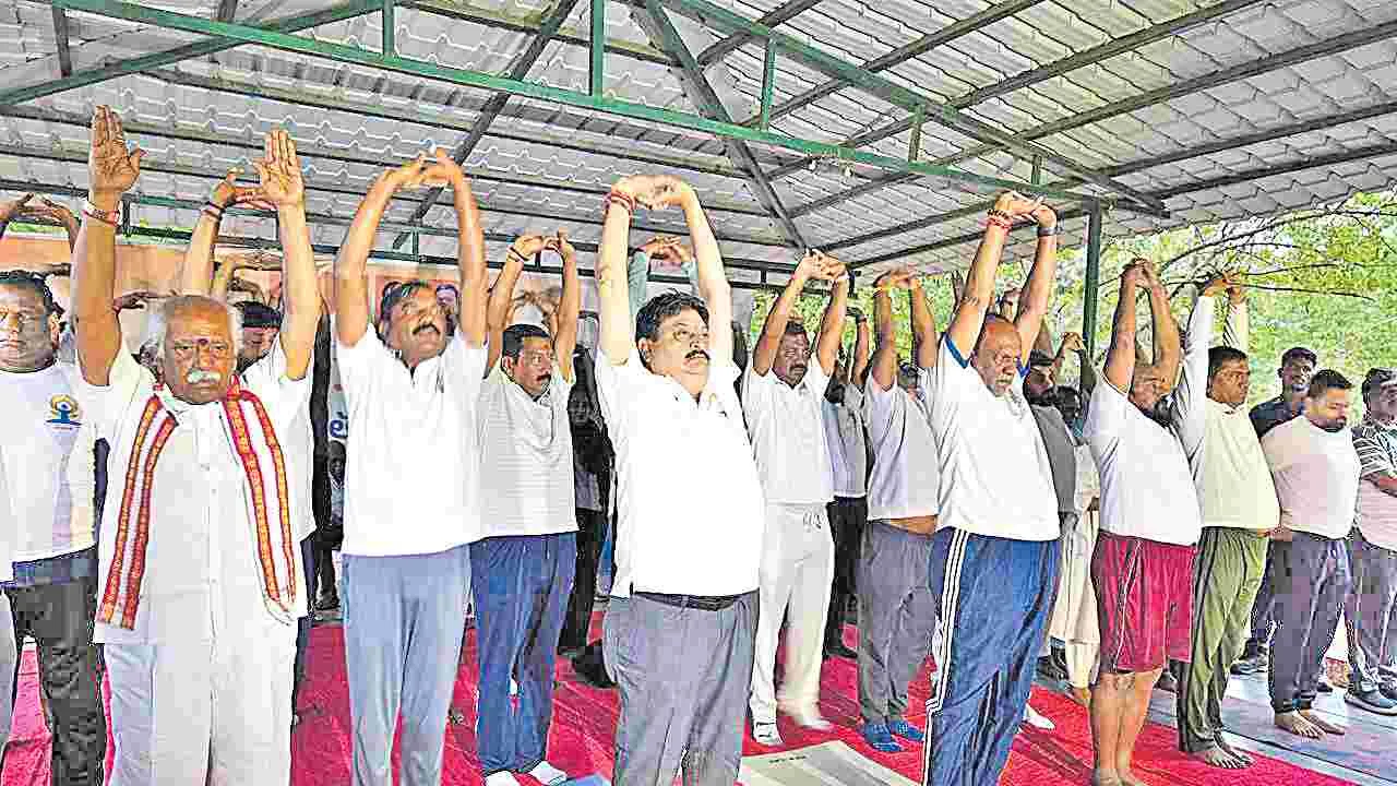 యోగాకు గుర్తింపు తెచ్చింది మోదీనే