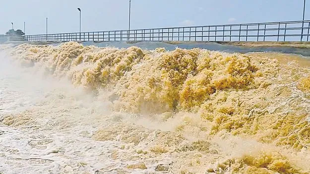 స్వల్పంగా పెరిగిన గోదావరి