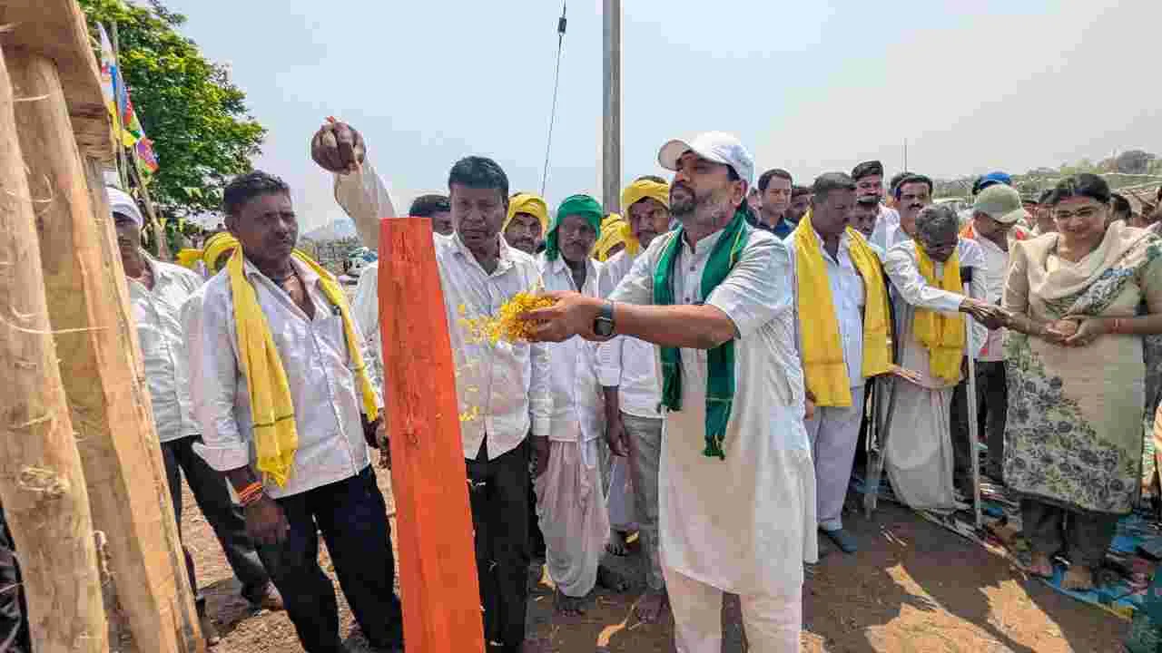 గిరిజనుల సమస్యల పరిష్కారానికి ప్రభుత్వంపై ఒత్తిడి