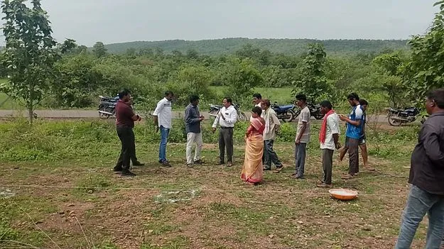 భూ ఆక్రమణను అడ్డుకున్న ఆదివాసీలు 
