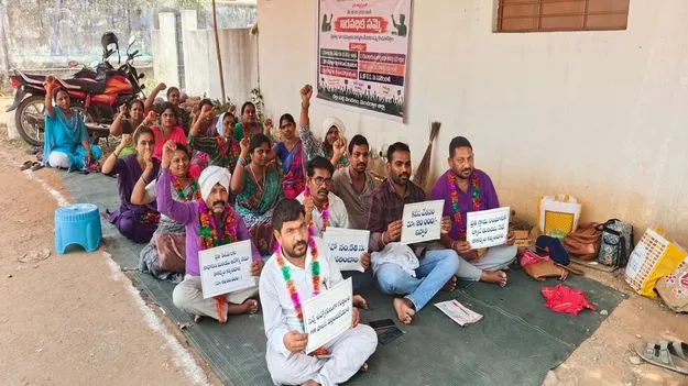  వీవోఏలను ప్రభుత్వ ఉద్యోగులుగా గుర్తించాలి