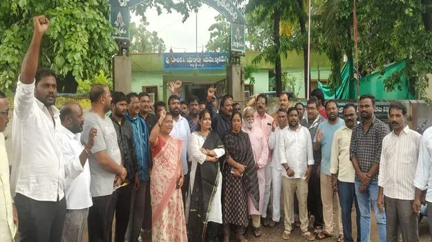 మున్సిపల్‌ కమిషనర్‌ తీరుపై బీఆర్‌ఎస్‌ ఆందోళన