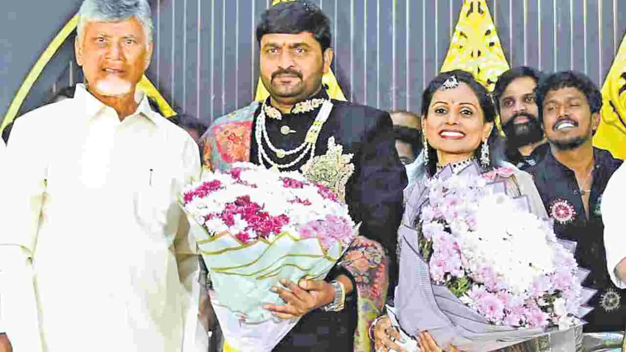 బ్రహ్మం దంపతులను ఆశీర్వదించిన సీఎం
