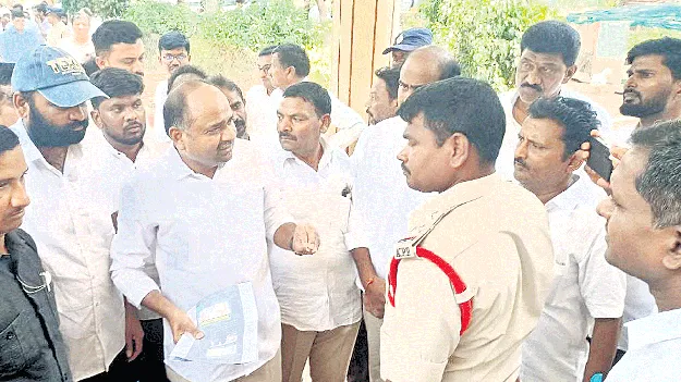 వైపాలెం పోలీస్‌ స్టేషన్‌ వద్ద   వైసీపీ ఎమ్మెల్యే చంద్రశేఖర్‌ చిందులు