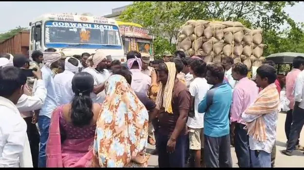 రోడ్డెక్కిన అన్నదాతలు 