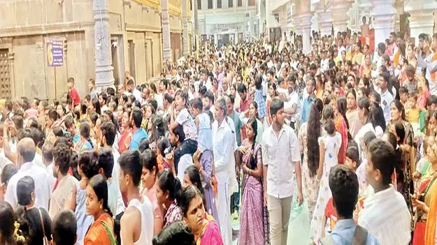 మంత్రాలయానికి పోటెత్తిన భక్తులు 