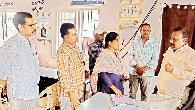 ప్రజలకు అందుబాటులో ఉండాలి