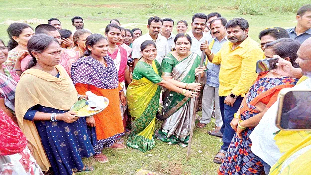 వేతనదారుల నుంచి డబ్బులు వసూళ్లా?