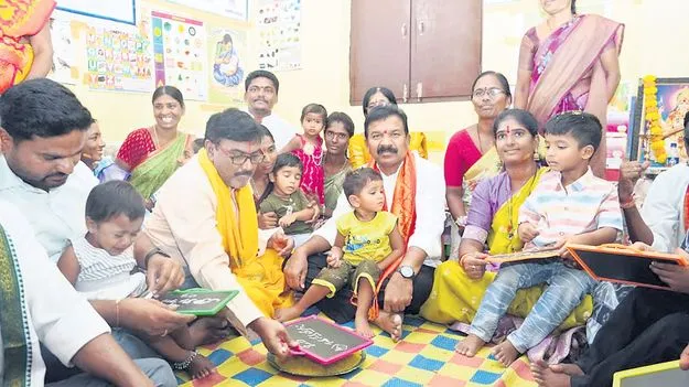అంగన్‌వాడీలకు సొంత భవనాలు