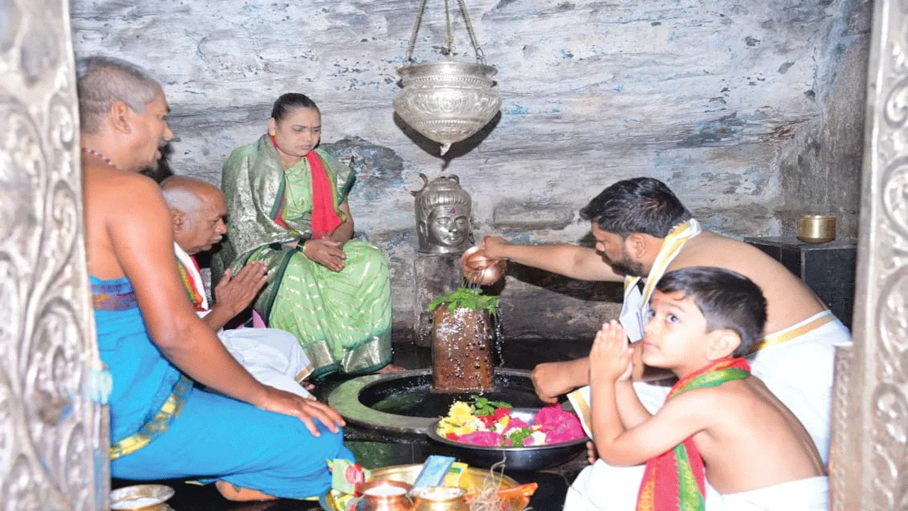 ఉమామహేశ్వరస్వామి సన్నిధిలో కలెక్టర్‌ కుటుంబ సభ్యులు