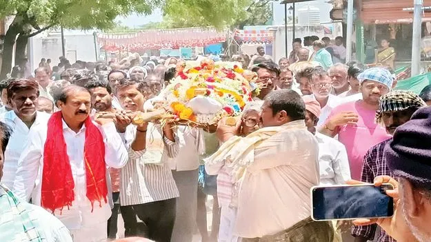 సీసీఐ రామకృష్ణ తల్లికి తుది వీడ్కోలు
